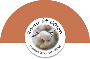 Logo un air de coton constitué d’une photo de fleur de coton, on peut y lire le nom “Un air de coton”, et dessous, création bébé zéro déchet